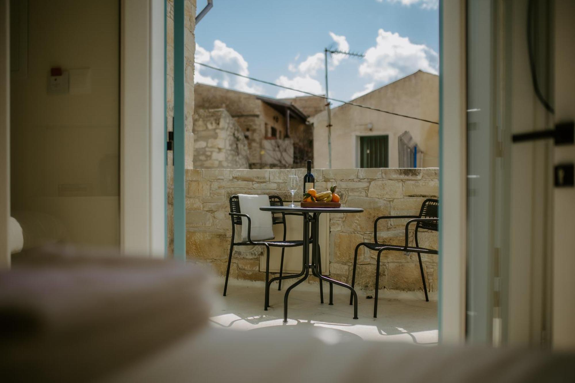 Smaragda'S Guest Rooms Limassol Eksteriør billede